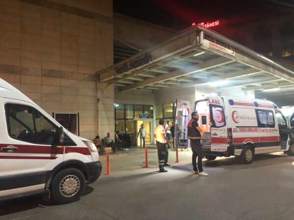 BARİYER TAŞIYAN VİNÇ ŞARAMPLE DEVRİLDİ: 4 YARALI