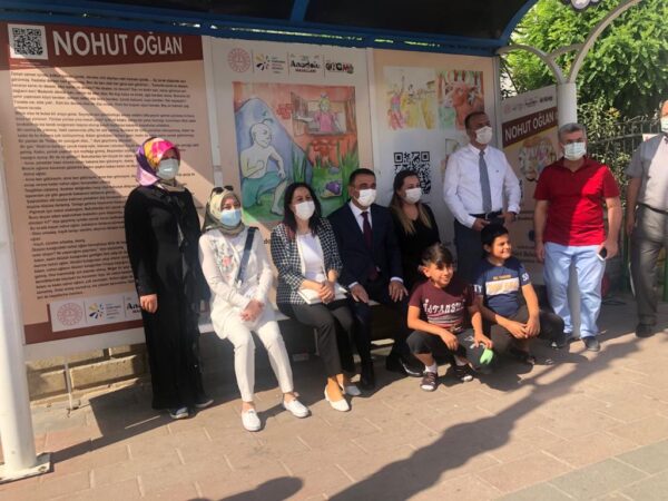 Otobüs durakları masal durakları oldu çocuk ve gençlere yönelik masal dinleme imkanı
